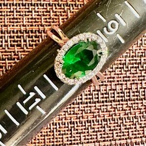 Elegant Emerald Green Gemstone Ring